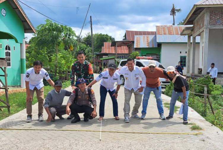JALAN KOMPLEKS PEMUKIMAN CILELLANG SELESAI DI PAVING BLOCK
